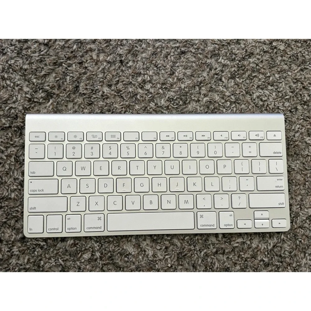 Apple Wireless Computer Keyboard A1314 Silver Bluetooth